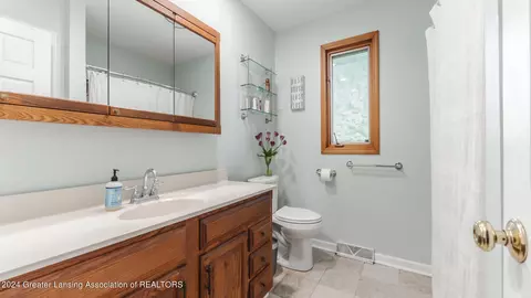 Bath - 505 Maple, Grand Ledge, MI 48837 photo 2 of 2