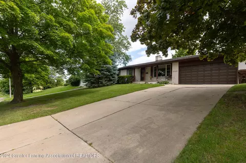 3113 Snowglen Ln, Lansing, MI 48917