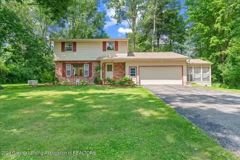 101 Feldspar Dr, Williamston, MI 48895