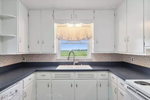 Kitchen - 4817 E Walker Rd, Saint Johns, MI 48879 photo 2 of 3