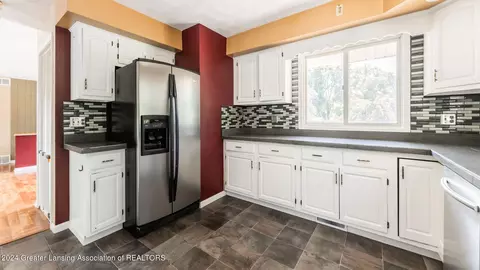Kitchen - 13282 S Hinman Rd, Eagle, MI 48822 photo 2 of 2