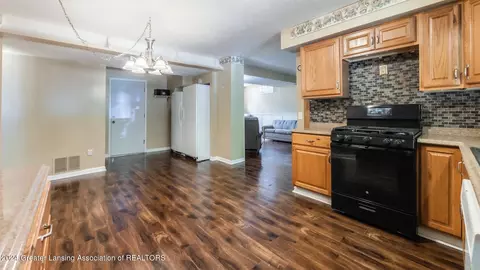 Entry Way - 13282 S Hinman Rd, Eagle, MI 48822 photo 4 of 7