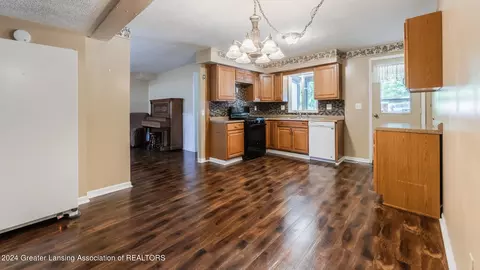 Entry Way - 13282 S Hinman Rd, Eagle, MI 48822 photo 3 of 7