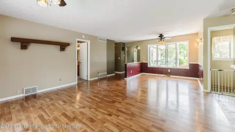 Living - 13282 S Hinman Rd, Eagle, MI 48822 photo 2 of 5