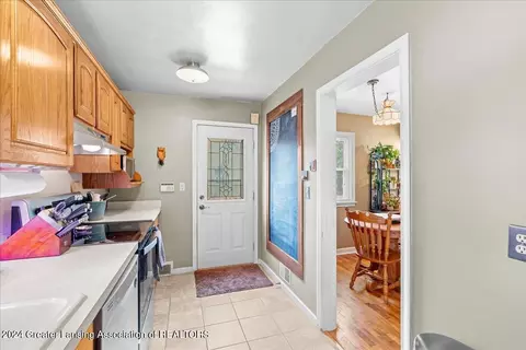 Entry Way - 2111 Devonshire Ave, Lansing, MI 48910 photo 3 of 4