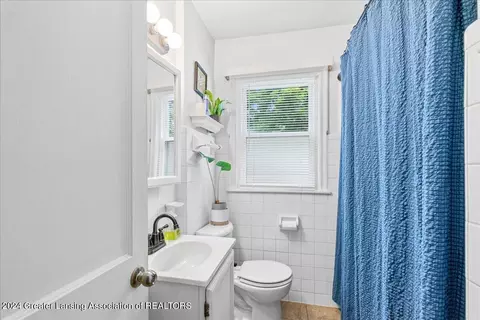 Bath - 2111 Devonshire Ave, Lansing, MI 48910 photo 1 of 1