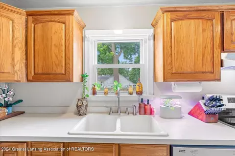 Kitchen - 2111 Devonshire Ave, Lansing, MI 48910 photo 3 of 4
