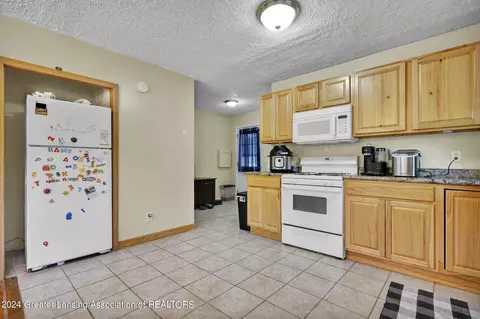Entry Way - 803 Elmwood St, Dewitt, MI 48820 photo 2 of 3