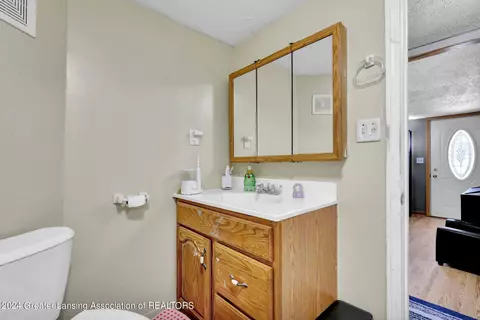 Bath - 803 Elmwood St, Dewitt, MI 48820 photo 2 of 2