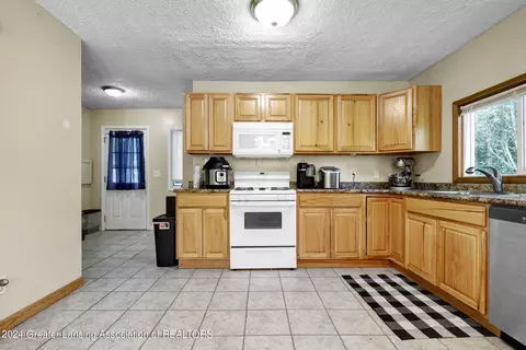 Kitchen - 803 Elmwood St, Dewitt, MI 48820 photo 1 of 2