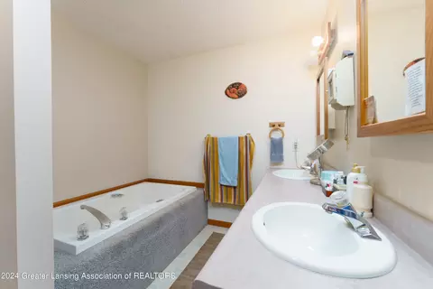 Bath - 3400 Steinacker Rd, Howell, MI 48855 photo 3 of 5