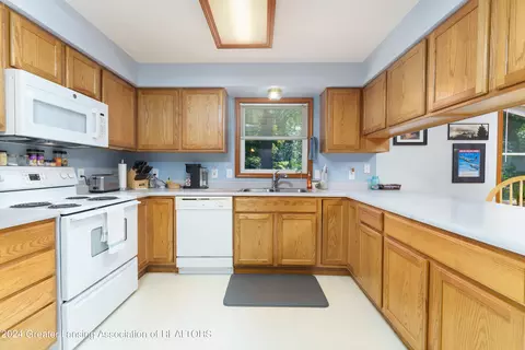 Kitchen - 3400 Steinacker Rd, Howell, MI 48855 photo 2 of 2