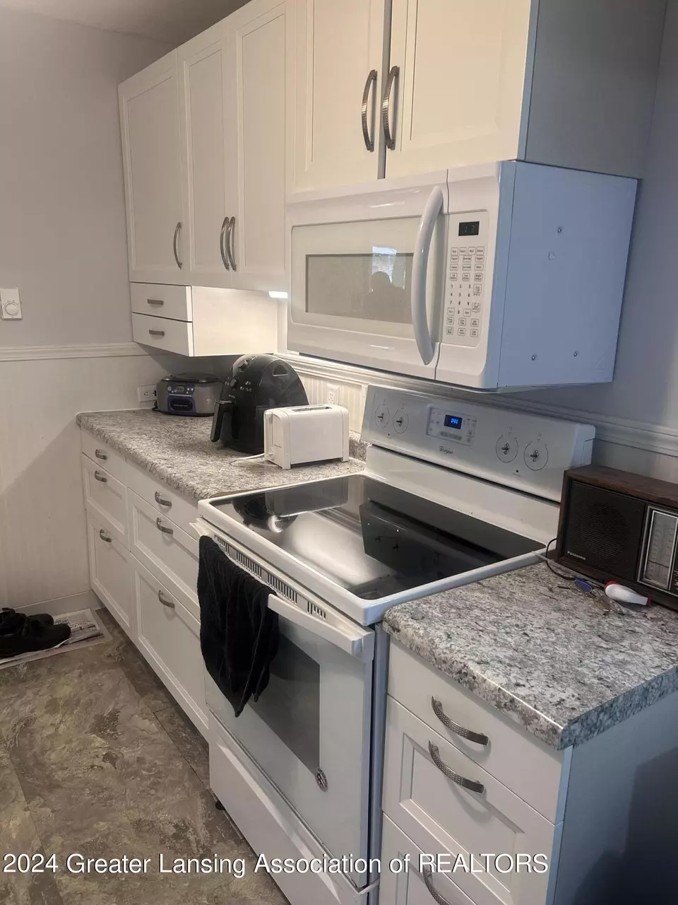 Kitchen - 701 Robert St, Lansing, MI 48910 photo 2 of 3