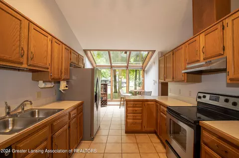 Kitchen - 720 Tanbark Dr, Dimondale, MI 48821 photo 4 of 4