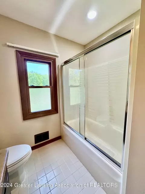 Bath - 730 Tanbark Dr, Dimondale, MI 48821 photo 5 of 6