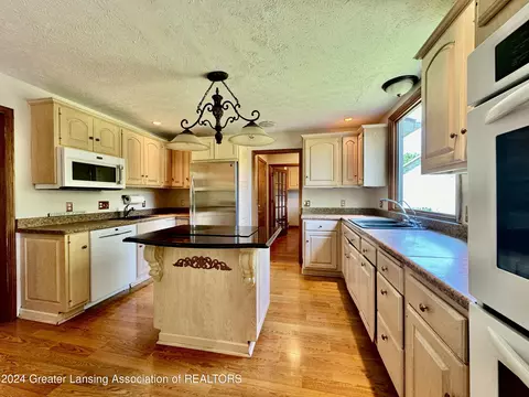 Kitchen - 730 Tanbark Dr, Dimondale, MI 48821 photo 5 of 5