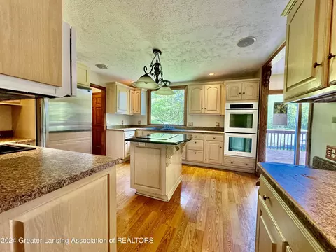 Kitchen - 730 Tanbark Dr, Dimondale, MI 48821 photo 3 of 5