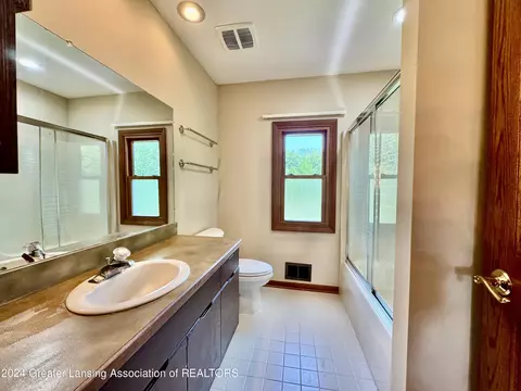 Bath - 730 Tanbark Dr, Dimondale, MI 48821 photo 4 of 6