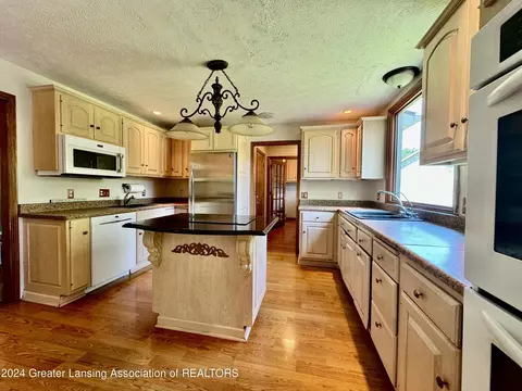 Kitchen - 730 Tanbark Dr, Dimondale, MI 48821 photo 2 of 5