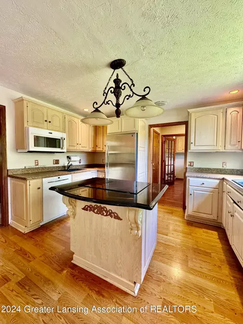 Kitchen - 730 Tanbark Dr, Dimondale, MI 48821 photo 4 of 5