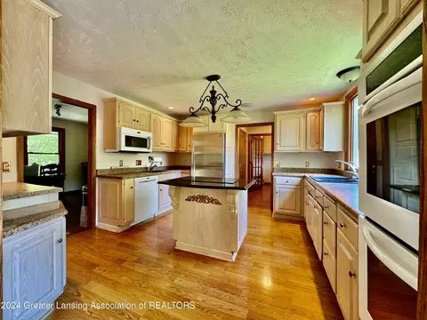 Kitchen - 730 Tanbark Dr, Dimondale, MI 48821 photo 1 of 5