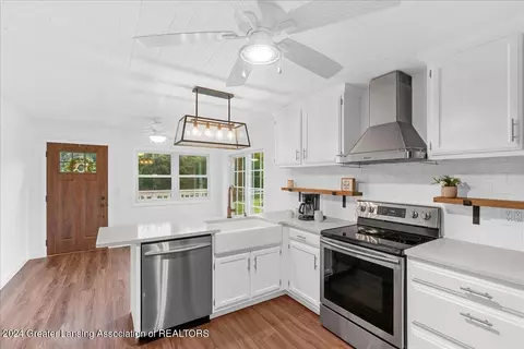 Kitchen - 3346 E Haslett Rd, Williamston, MI 48895 photo 3 of 3