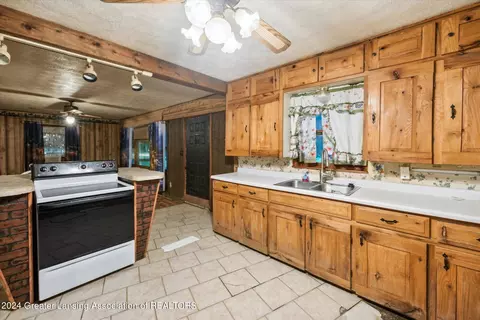 Entry Way - 304 Olivet Rd, Bellevue, MI 49021 photo 2 of 3