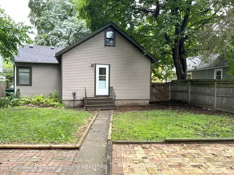 Exterior - 612 Smith Ave, Lansing, MI 48910 photo 3 of 7