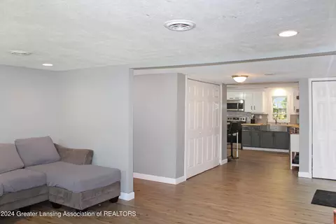 811 Elmwood, Dewitt, MI 48820 photo 5