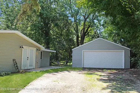 811 Elmwood, Dewitt, MI 48820 photo 2