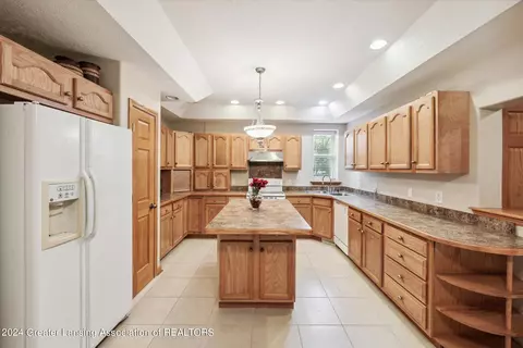 Kitchen - 16875 Meadowbrook Dr, Haslett, MI 48840 photo 4 of 5