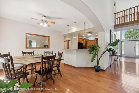 Dining - 16875 Meadowbrook Dr, Haslett, MI 48840 photo 4 of 5