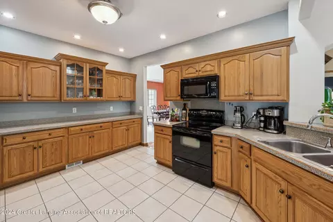 Kitchen - 16875 Meadowbrook Dr, Haslett, MI 48840 photo 1 of 5