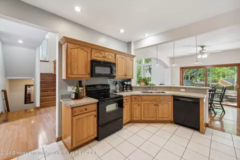 Kitchen - 16875 Meadowbrook Dr, Haslett, MI 48840 photo 2 of 5