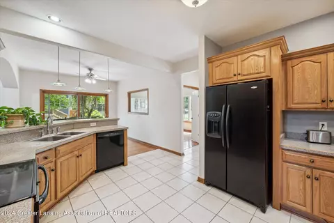 Kitchen - 16875 Meadowbrook Dr, Haslett, MI 48840 photo 3 of 5