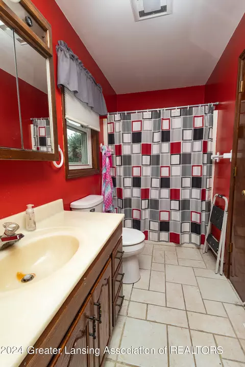 Bath - 9082 S Wacousta Rd, Dewitt, MI 48820 photo 2 of 3