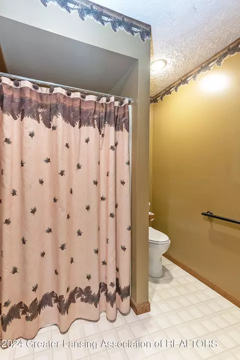 Bath - 12297 S Beardslee Rd, Perry, MI 48872 photo 1 of 2