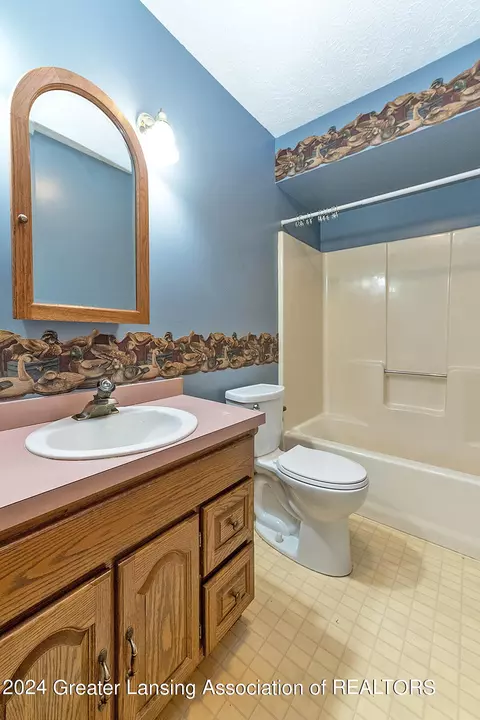 Bath - 12297 S Beardslee Rd, Perry, MI 48872 photo 2 of 2