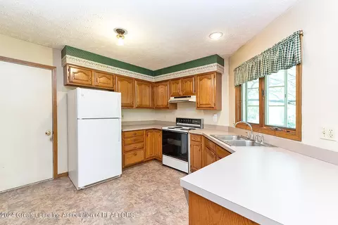 Kitchen - 12297 S Beardslee Rd, Perry, MI 48872 photo 2 of 2