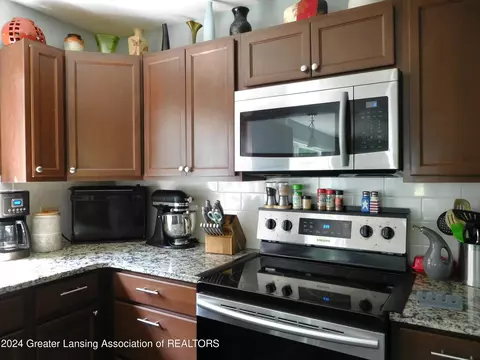 Kitchen - 6540 Creyts Rd, Dimondale, MI 48821 photo 5 of 6