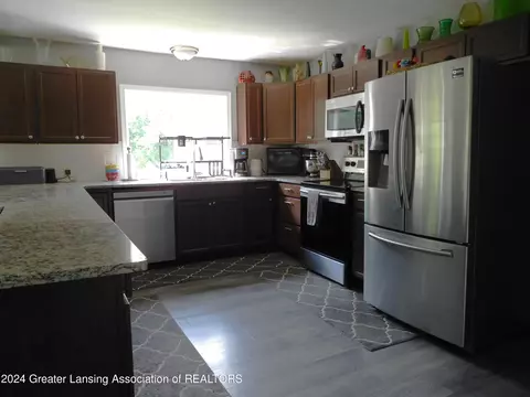 Kitchen - 6540 Creyts Rd, Dimondale, MI 48821 photo 4 of 6