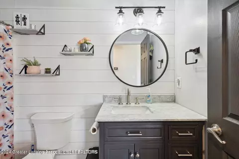 Bath - 7140 Oneida Rd, Charlotte, MI 48813 photo 2 of 3