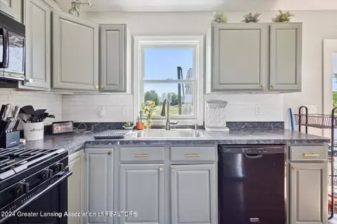 Kitchen - 7140 Oneida Rd, Charlotte, MI 48813 photo 2 of 3
