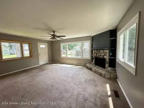 Living - 808 Foote St, Jackson, MI 49202 photo 3 of 4