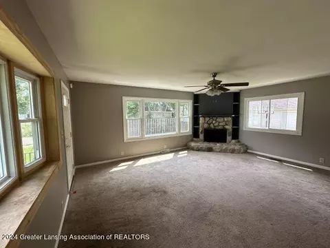 Living - 808 Foote St, Jackson, MI 49202 photo 2 of 4