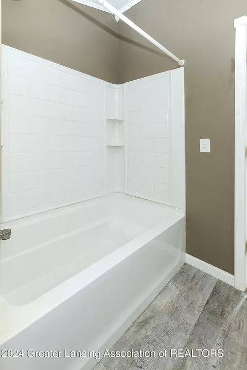 Bath - 312 E Harris St, Charlotte, MI 48813 photo 2 of 3