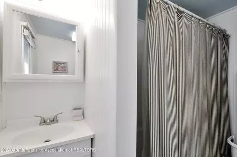 Bath - 731 Hunter Blvd, Lansing, MI 48910 photo 1 of 1