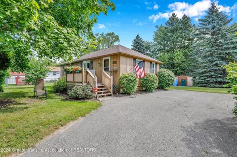 731 Hunter Blvd, Lansing, MI 48910