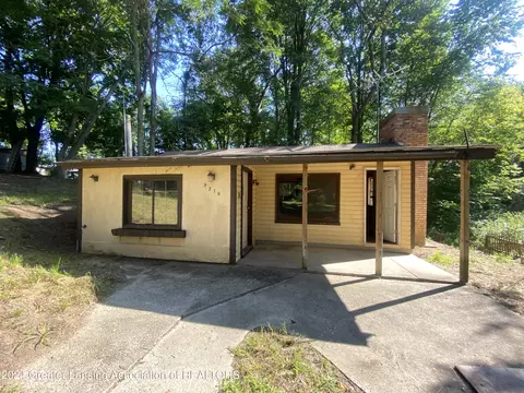 9216 Indian Lake Dr, Howell, MI 48855
