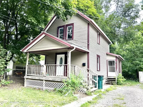 820 Cross St, Lansing, MI 48915
